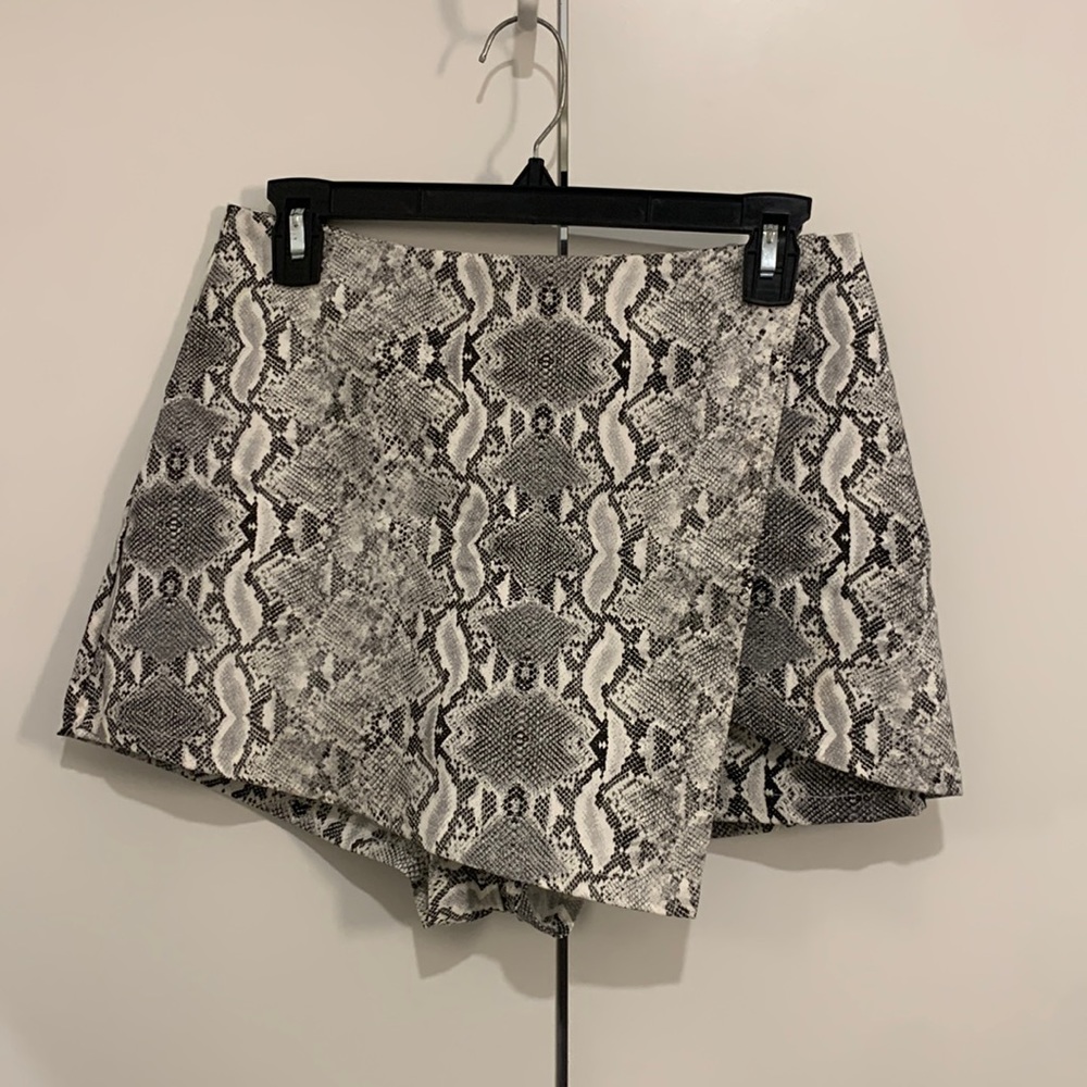 Black & Whit snake skin skort